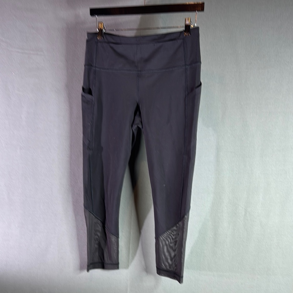 Lululemon size 8 Cropped Leggings with Mesh Detail